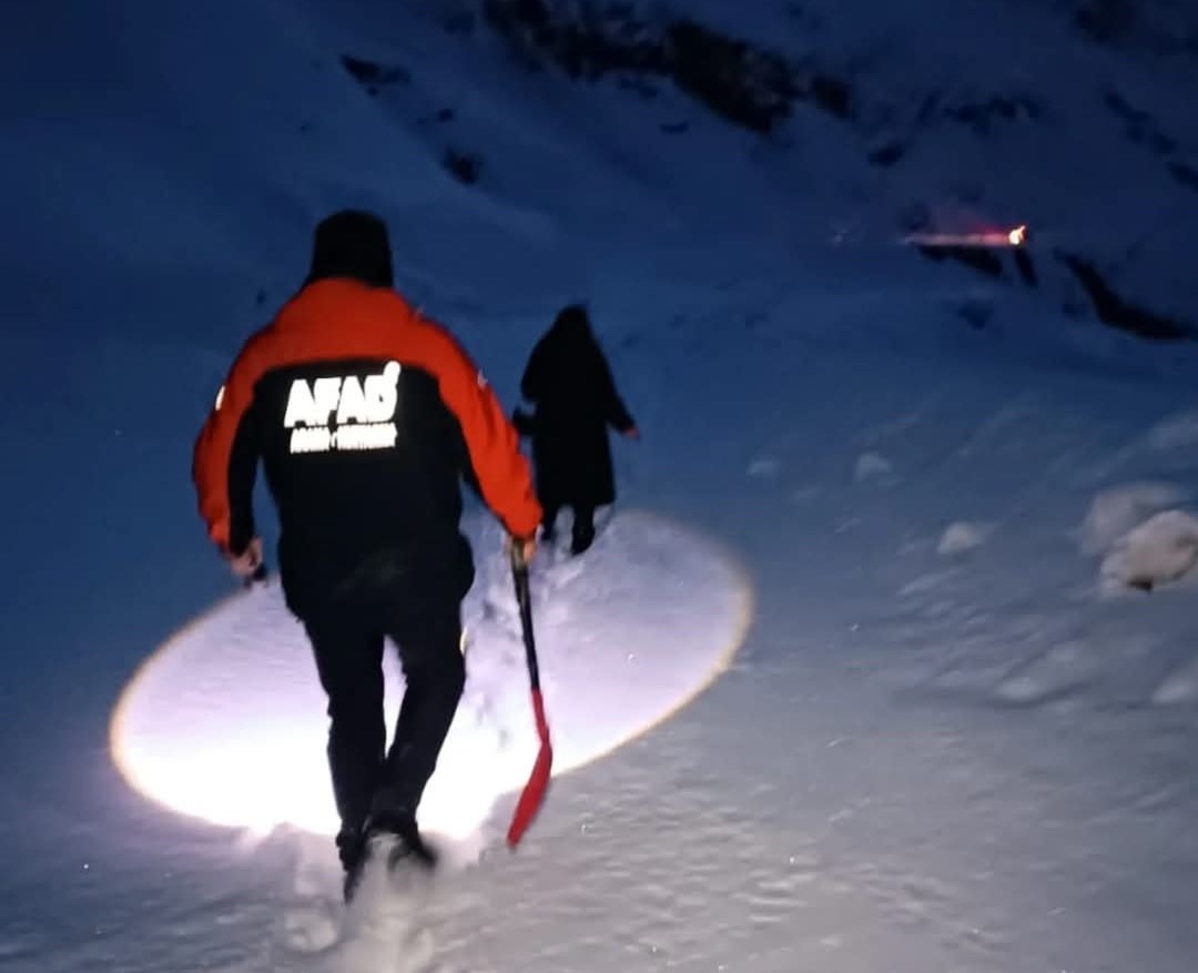 Hakkari’de kara saplanan araçtaki 5 kişi AFAD tarafından kurtarıldı