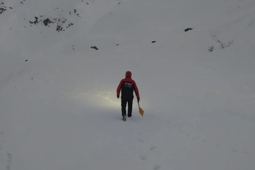 Hakkari’de kara saplanan araçtaki 5 kişi AFAD tarafından kurtarıldı