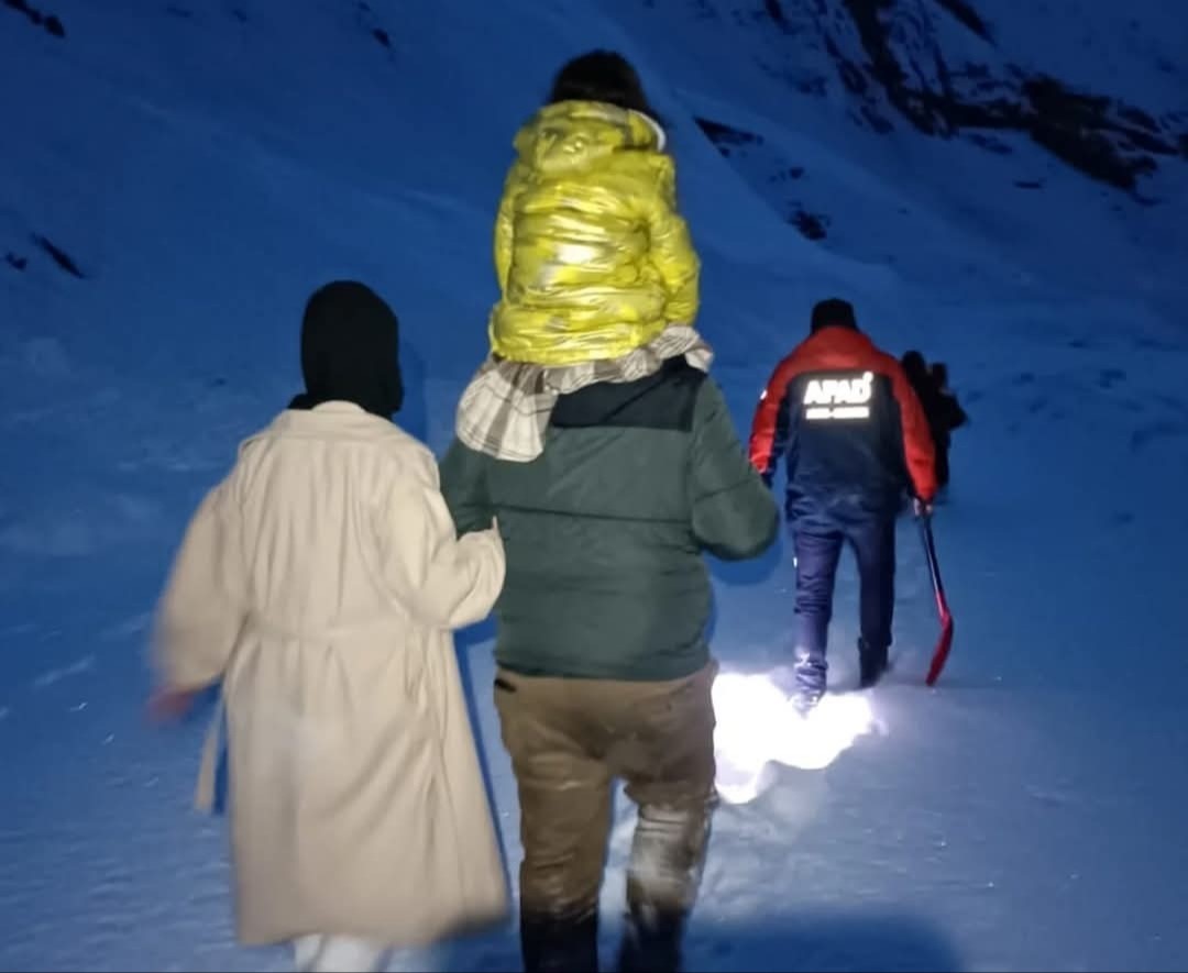 Hakkari’de kara saplanan araçtaki 5 kişi AFAD tarafından kurtarıldı