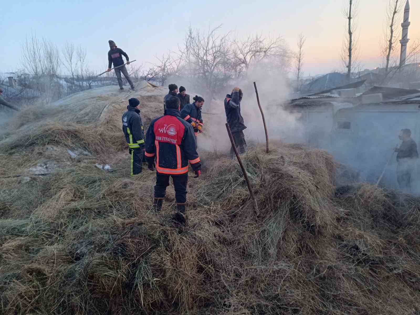 Tuşba’da ot yangını evlere sıçramadan söndürüldü