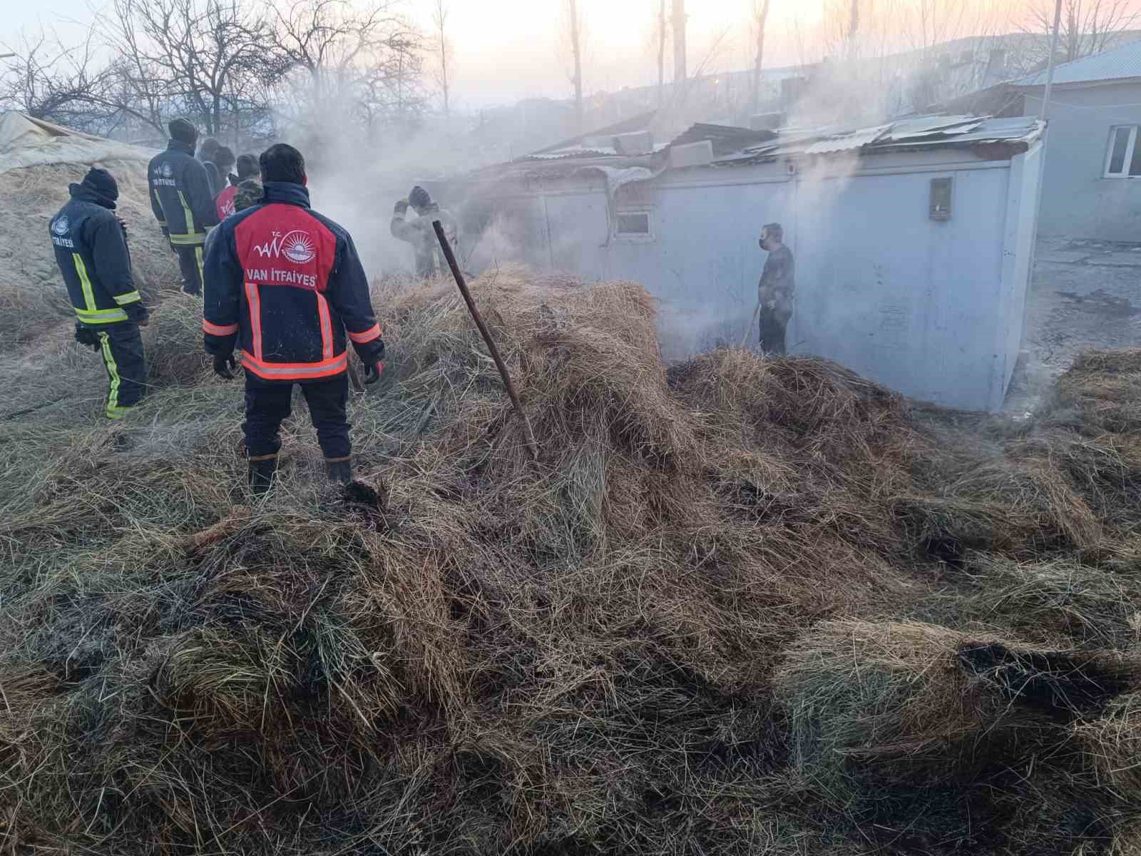 Tuşba’da ot yangını evlere sıçramadan söndürüldü