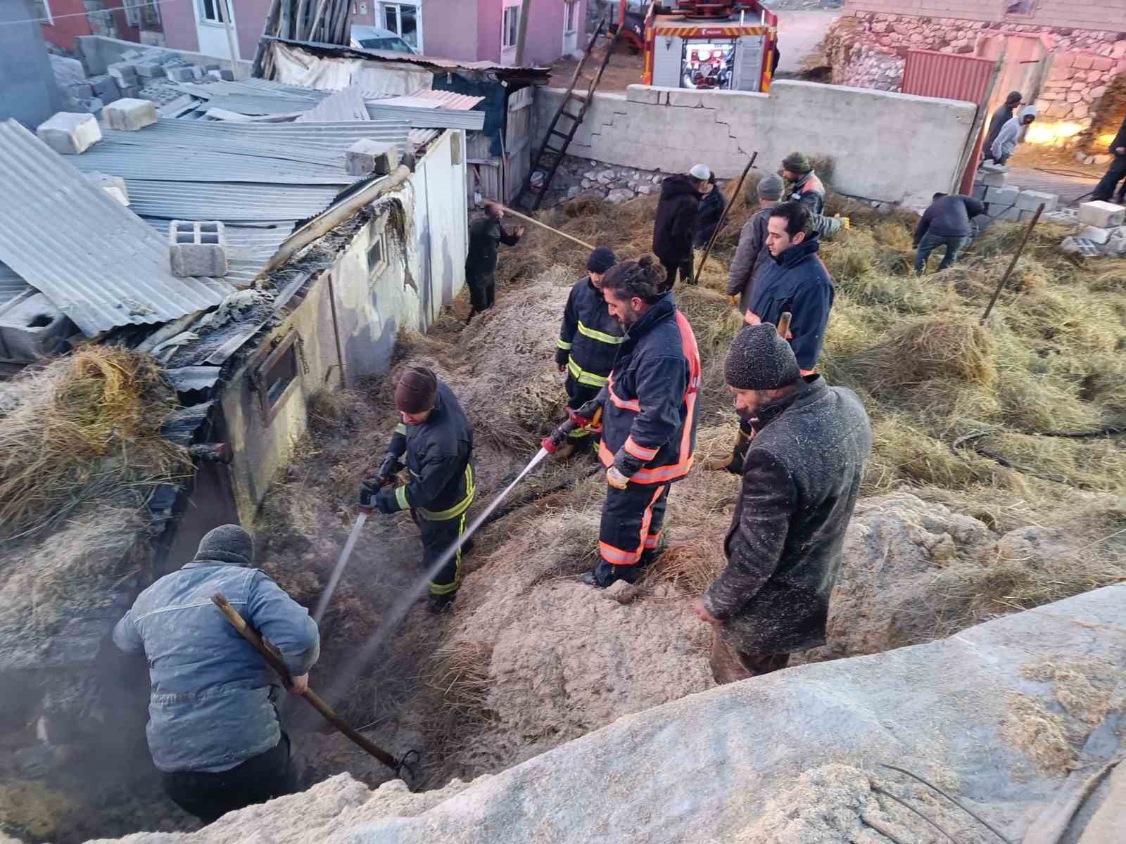 Tuşba’da ot yangını evlere sıçramadan söndürüldü