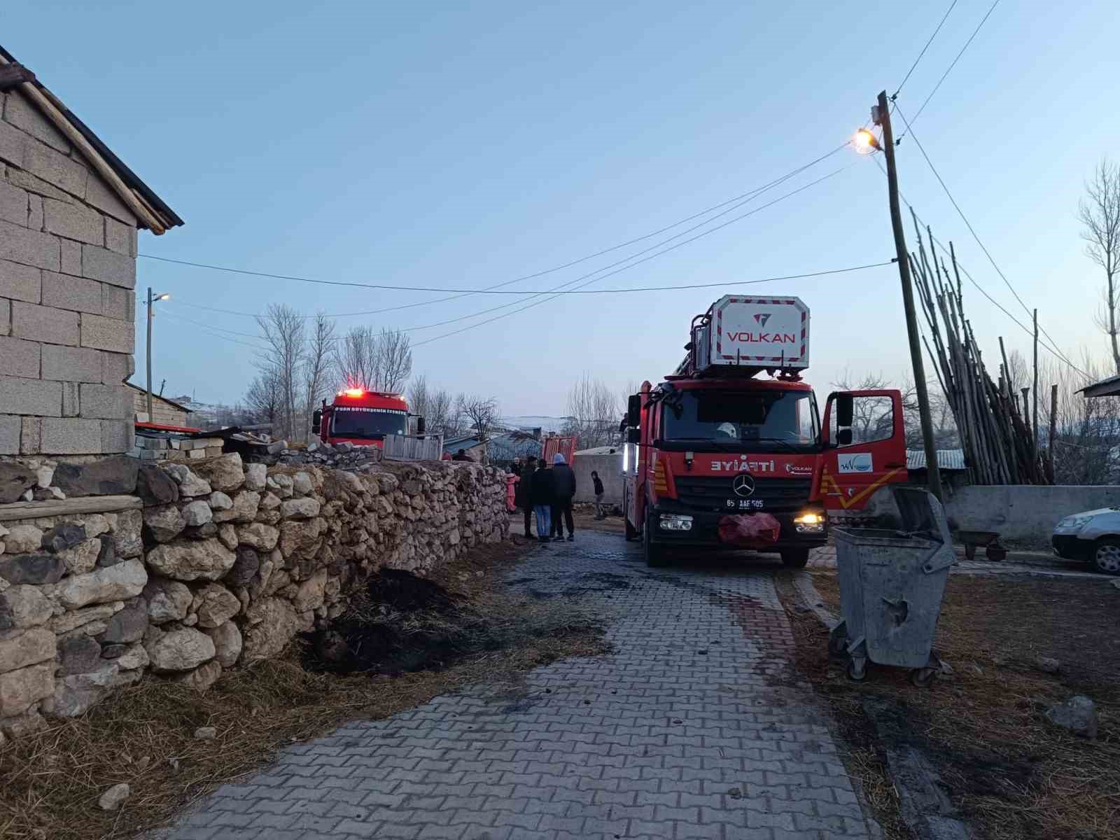 Tuşba’da ot yangını evlere sıçramadan söndürüldü