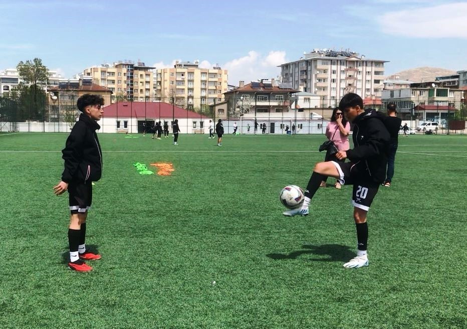 Ses yarışmasında tur atlayan Sakine, gündüz yeşil sahalarda, akşamları düğünlerde sahne alıyor