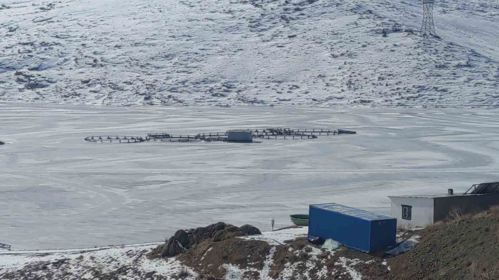 Van’daki Zernek Barajı’nın yüzeyi dondu