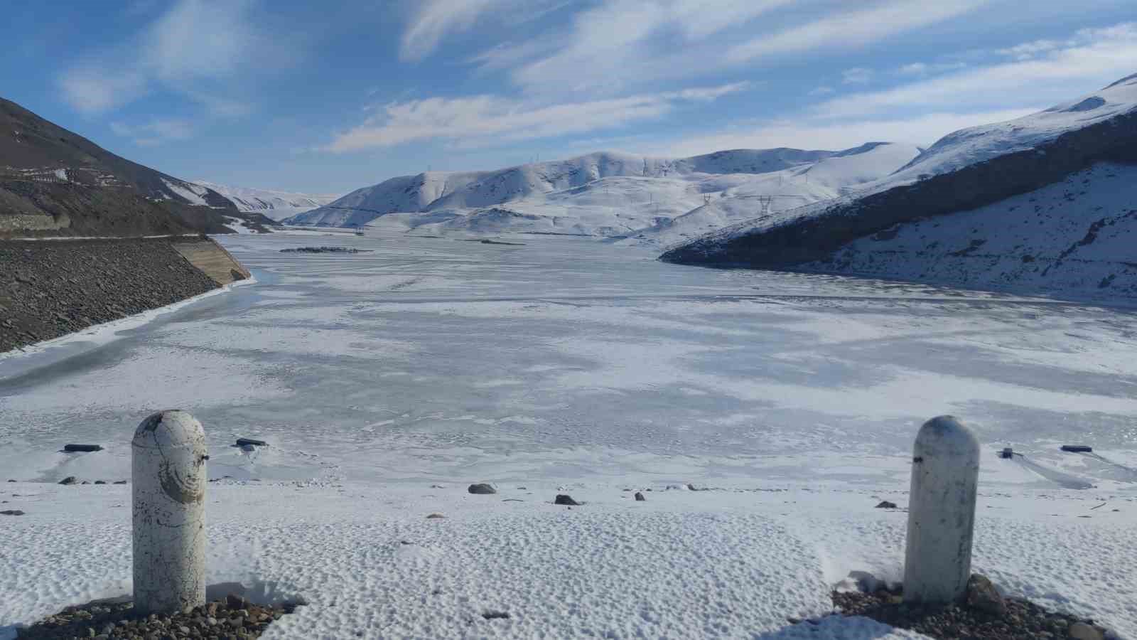 Van’daki Zernek Barajı’nın yüzeyi dondu