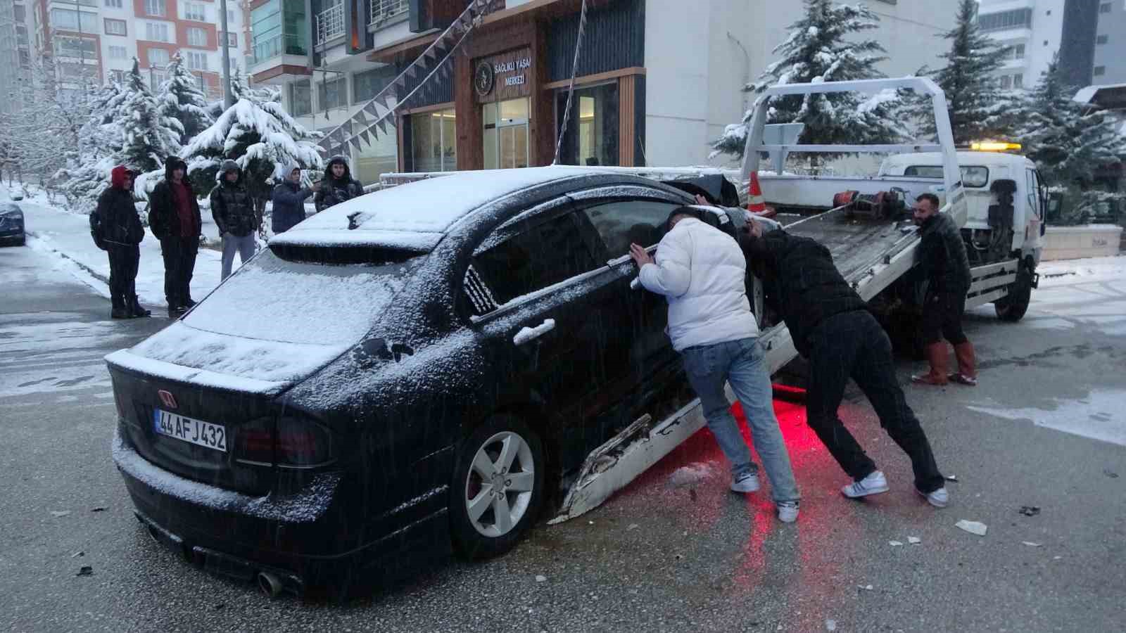 Malatya’da öğrenci servisi ile otomobil çarpıştı: 5 yaralı