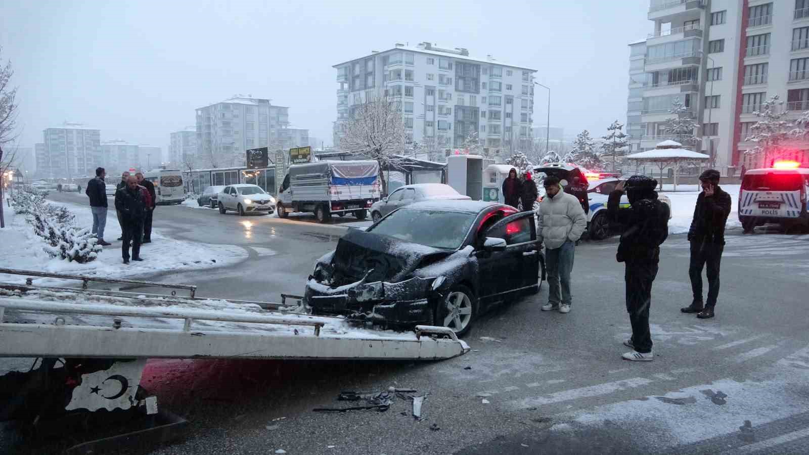 Malatya’da öğrenci servisi ile otomobil çarpıştı: 5 yaralı