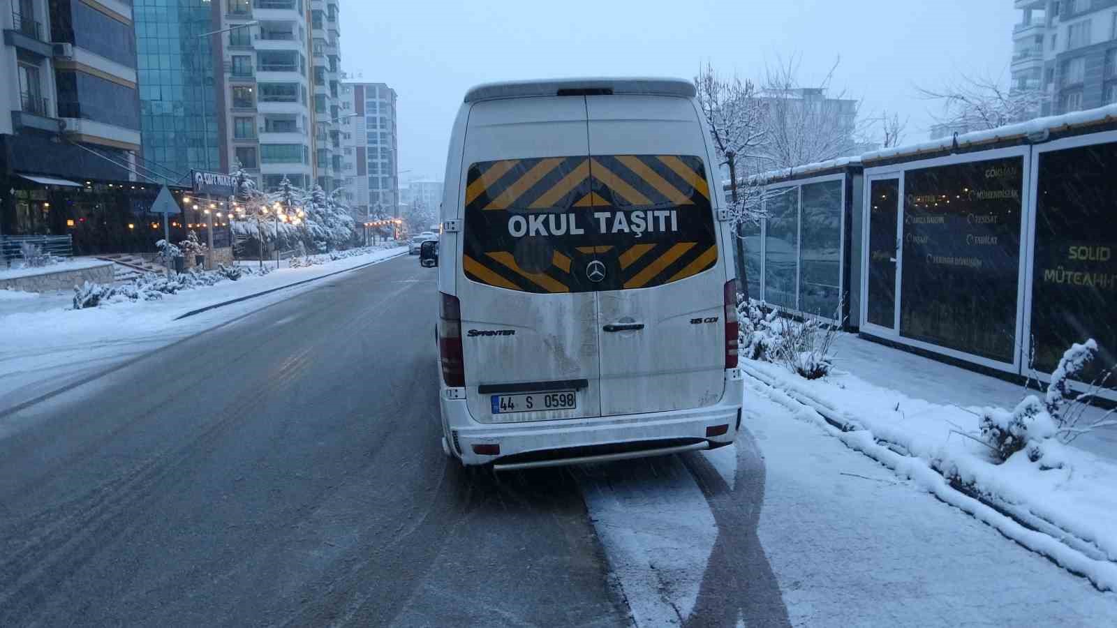 Malatya’da öğrenci servisi ile otomobil çarpıştı: 5 yaralı