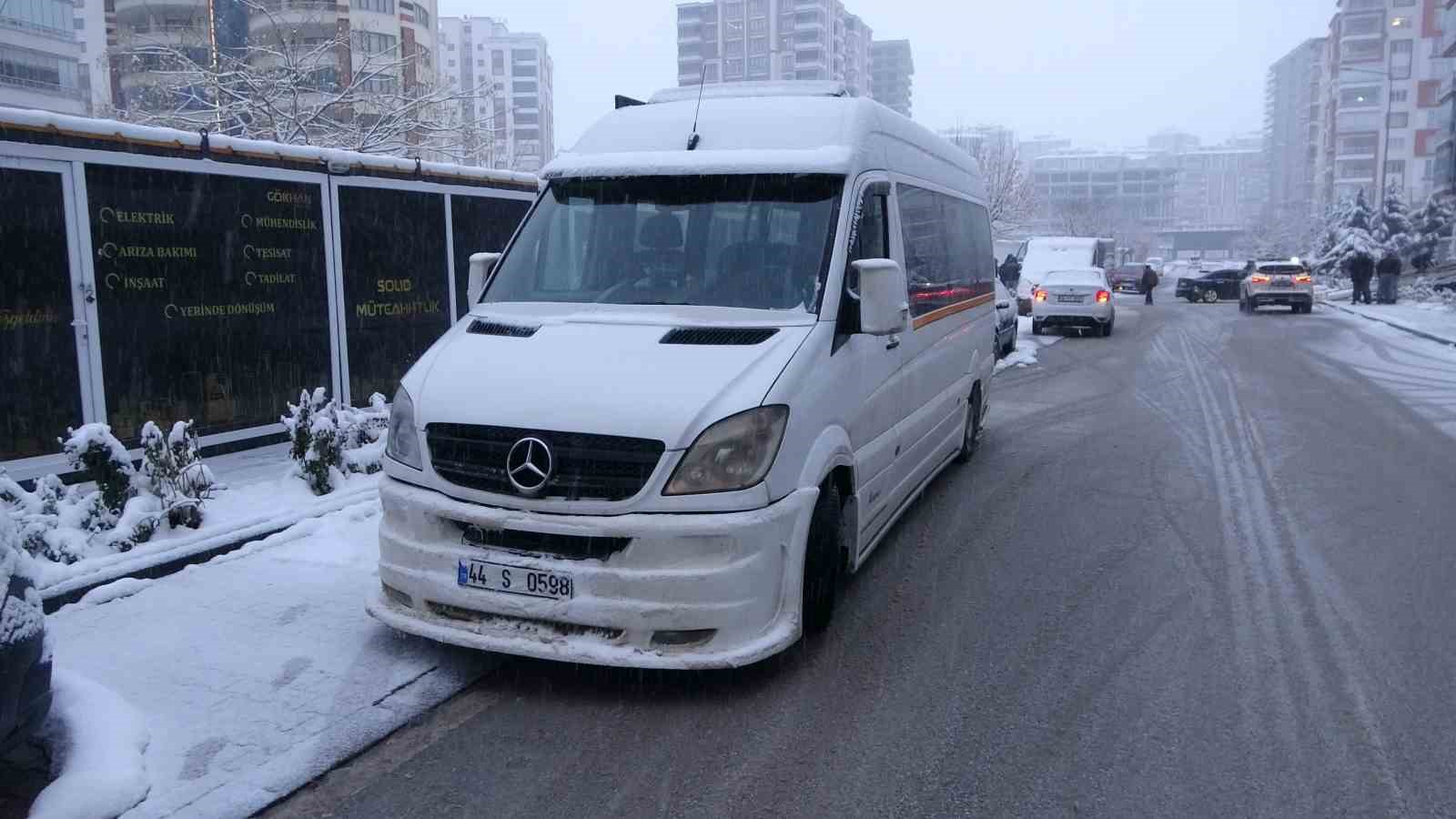 Malatya’da öğrenci servisi ile otomobil çarpıştı: 5 yaralı