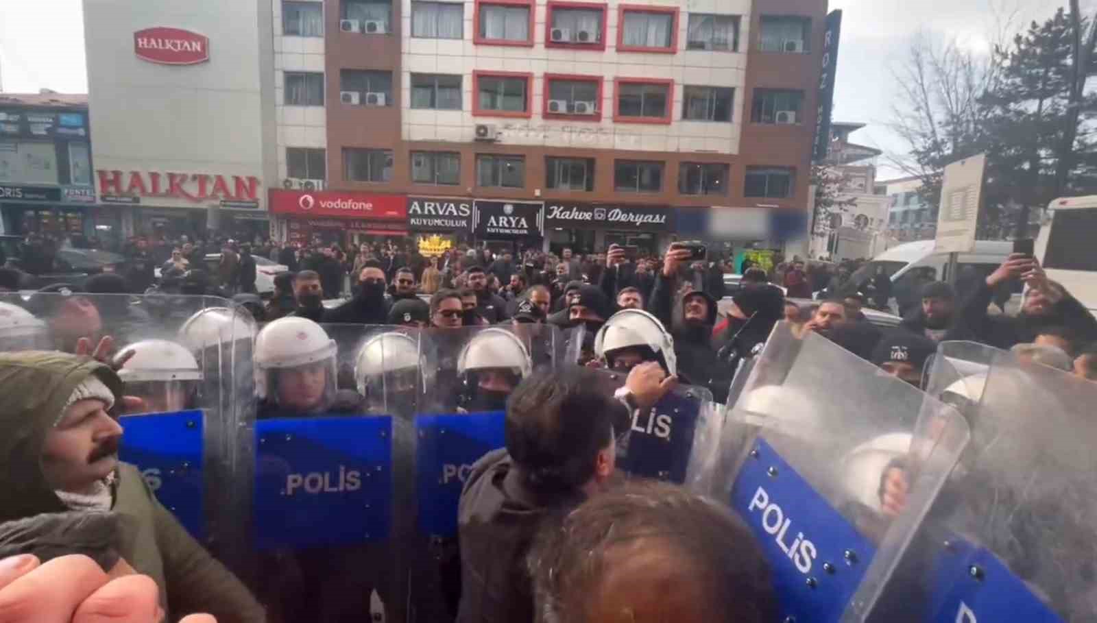 Van’da izinsiz yürüyüşte gerginlik: DEM Partili Mahmut Dindar polis kalkanını kırdı