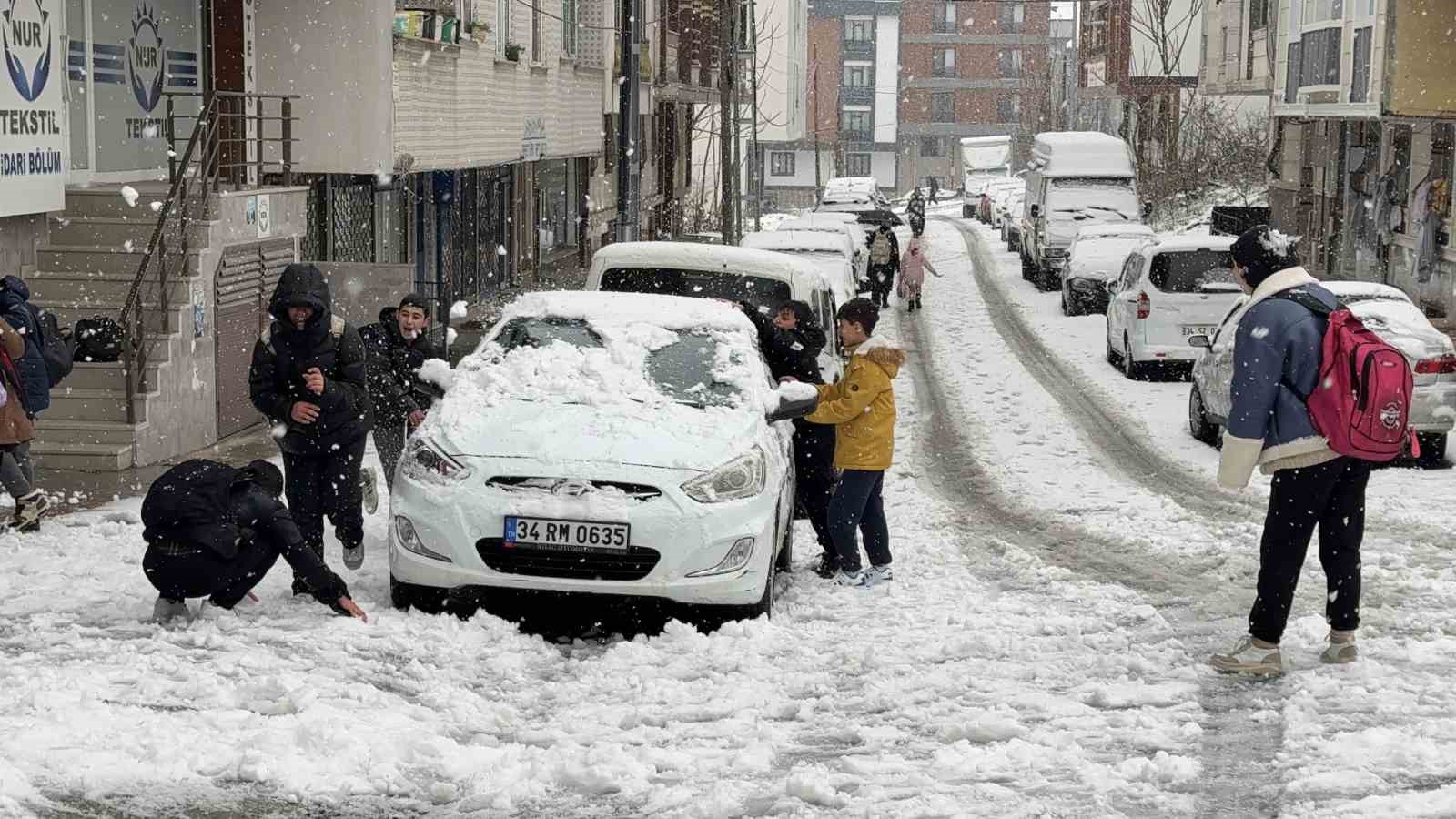 Öğrenciler tatil haberini kar topu oynayarak kutladı