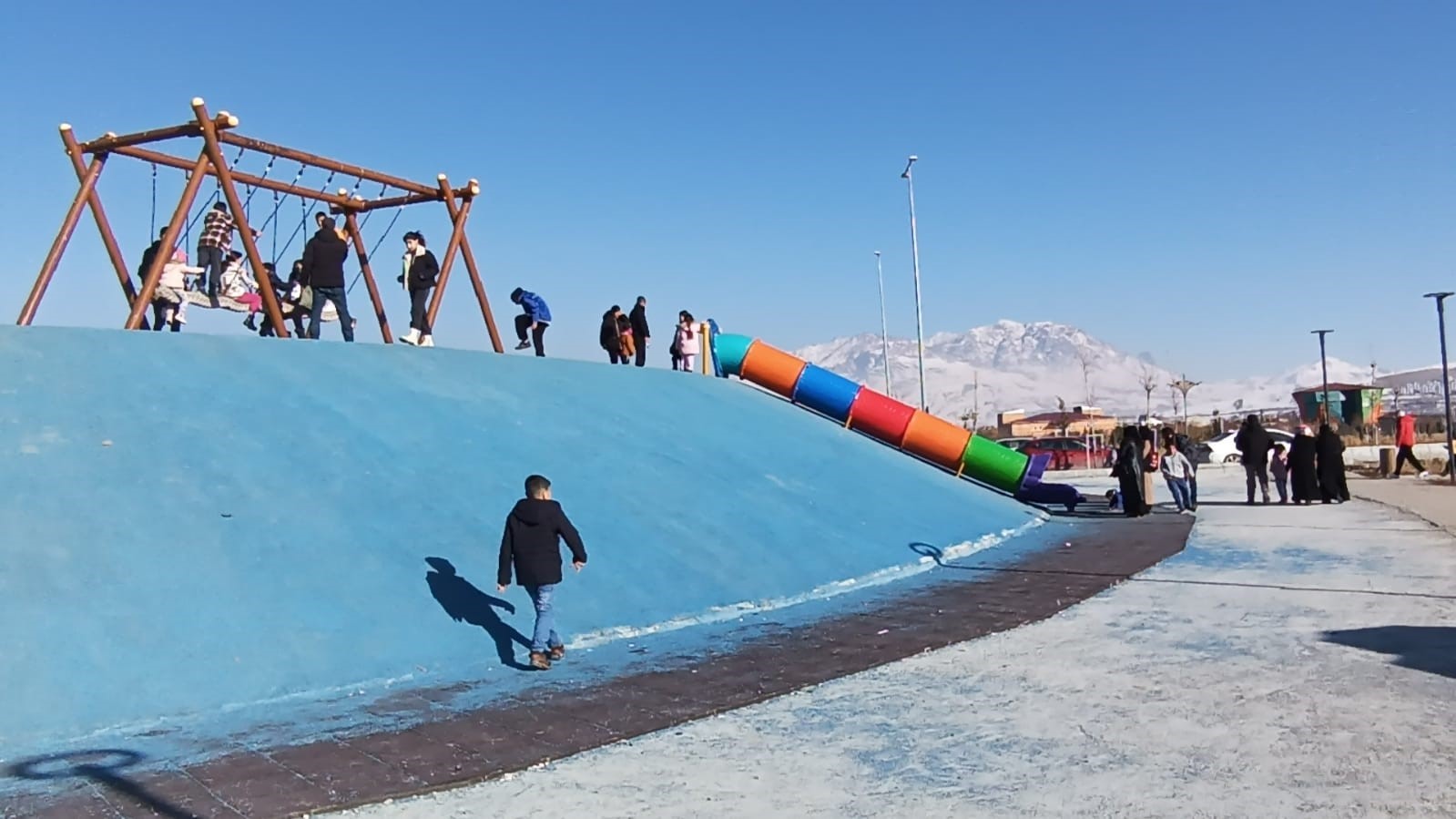 Çocuklar parklarda güneşli havanın tadını çıkardı