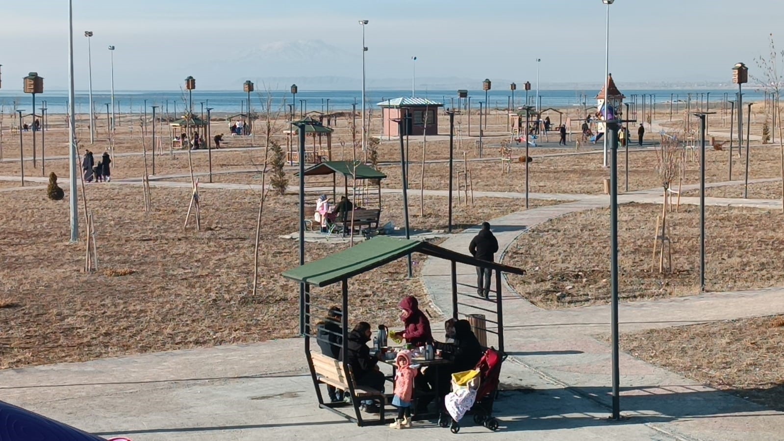 Çocuklar parklarda güneşli havanın tadını çıkardı