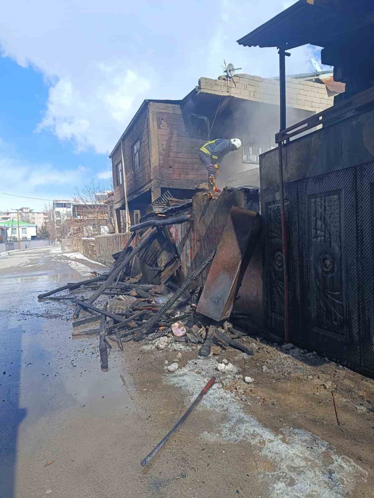 Van’da odunluk yangını