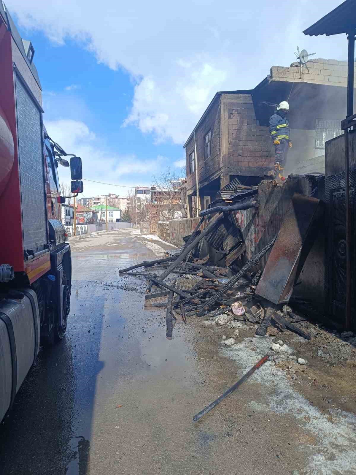 Van’da odunluk yangını