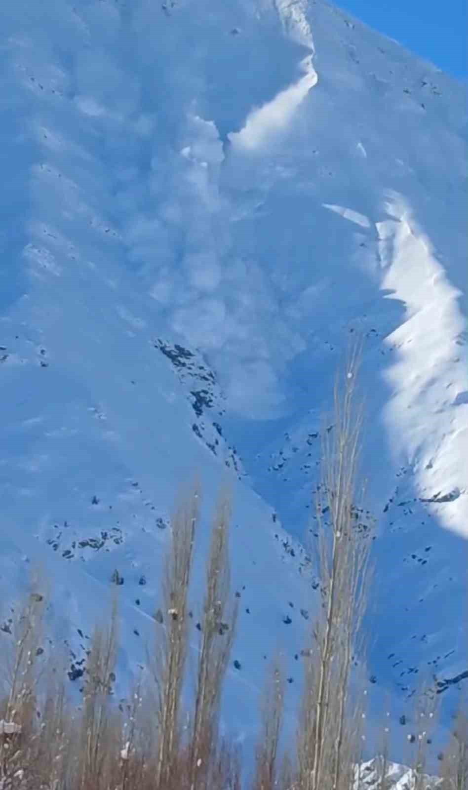 Yüksekova’da düşen çığ görüntülendi