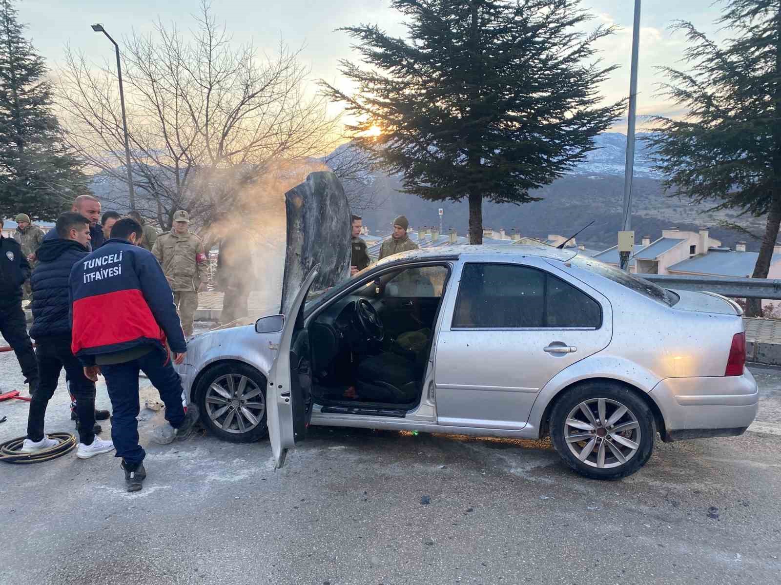 Tutuşan otomobil, itfaiye tarafından söndürüldü