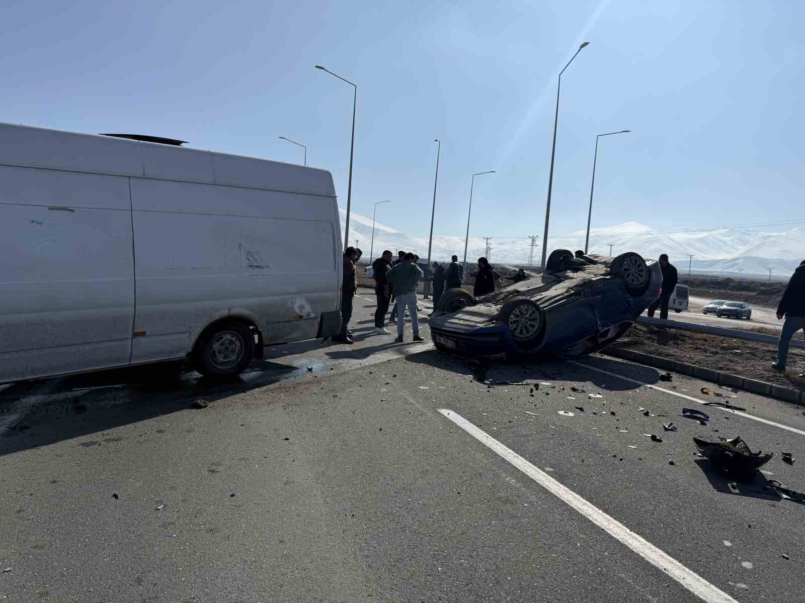 Iğdır’da minibüs ara yoldan çıkan otomobile çarptı, araçlarda maddi hasar oluştu