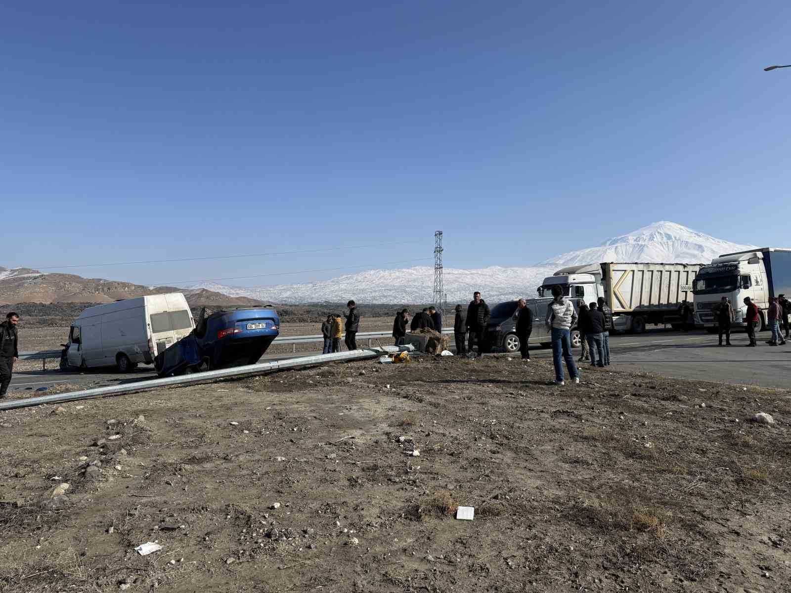 Iğdır’da minibüs ara yoldan çıkan otomobile çarptı, araçlarda maddi hasar oluştu