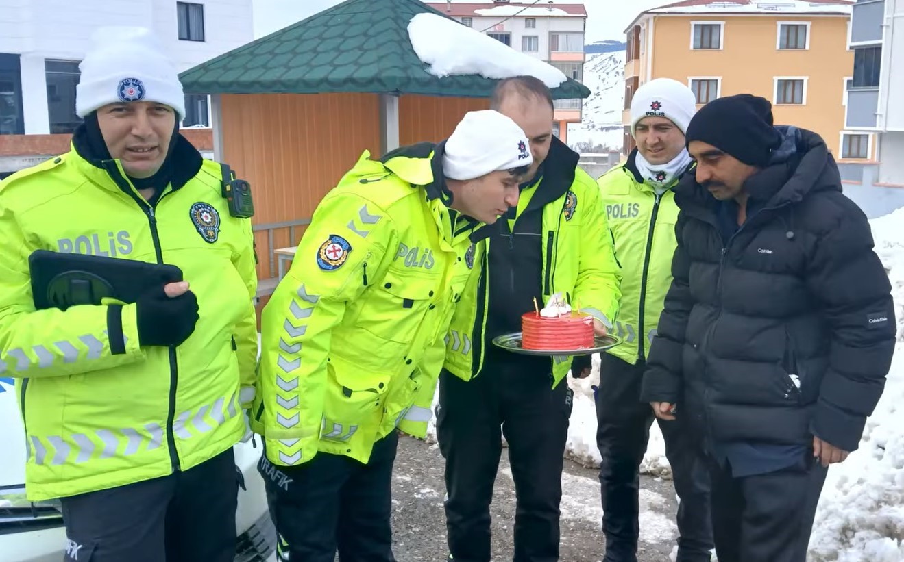 Görevdeki polise eksi 15 derecede doğum günü sürprizi