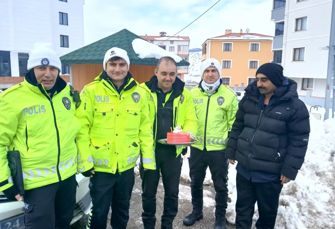 Görevdeki polise eksi 15 derecede doğum günü sürprizi