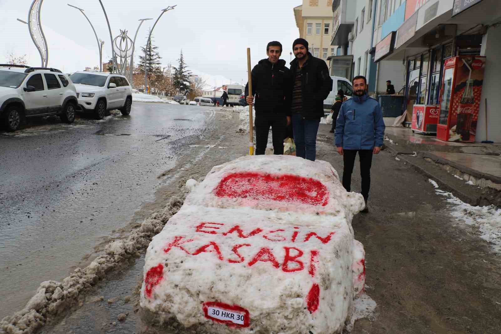 Hakkarili esnaf kardan araba yaptı