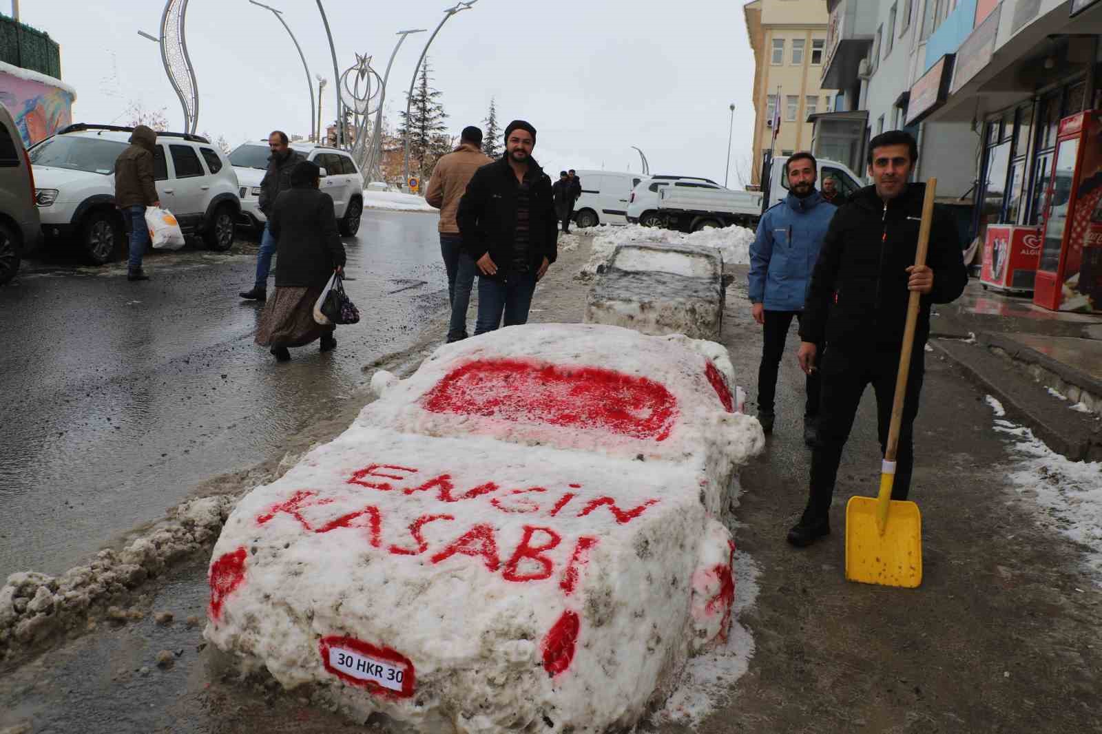 Hakkarili esnaf kardan araba yaptı