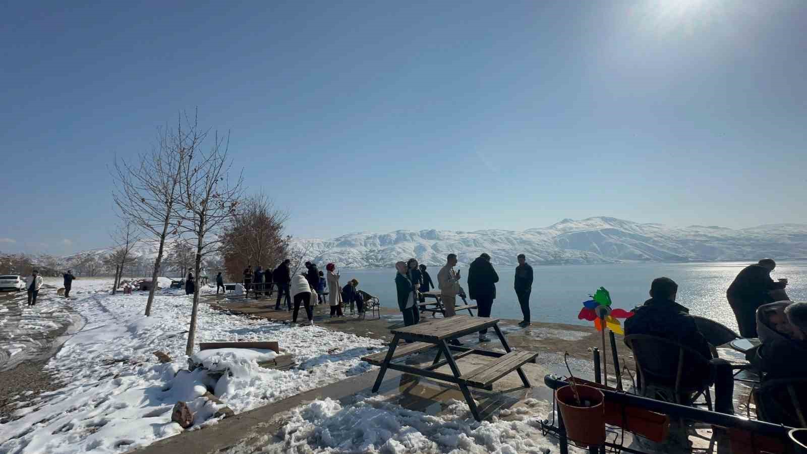 Beyaz örtüyle kaplanan Hazar Gölüne ziyaretçi akını