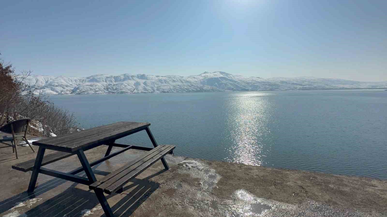 Beyaz örtüyle kaplanan Hazar Gölüne ziyaretçi akını