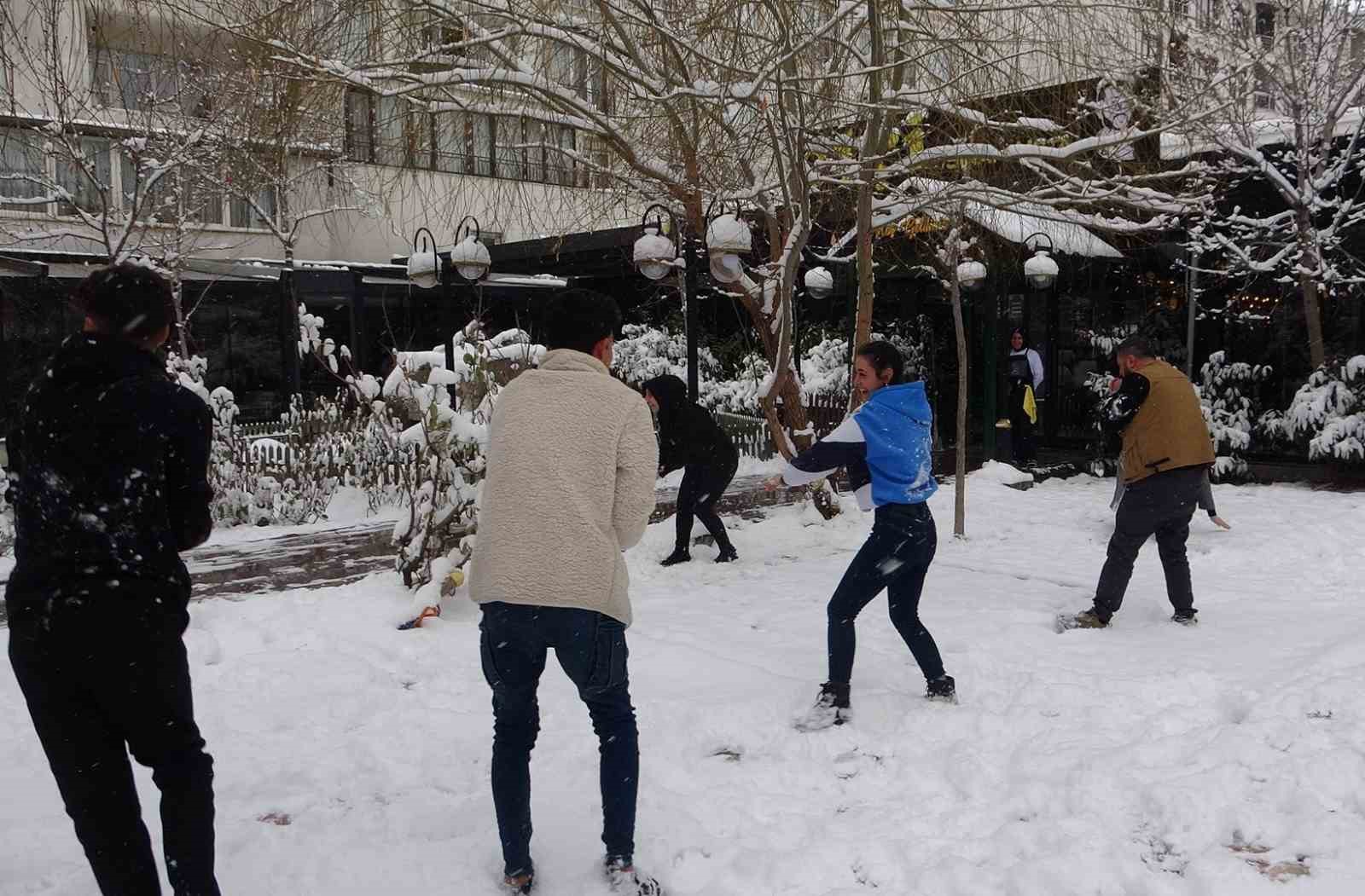 Van’da esnafın kartopu keyfi