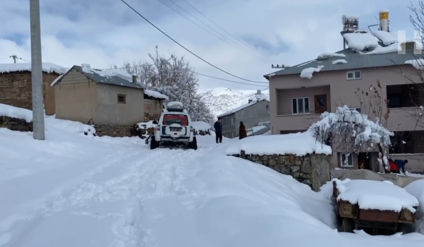 Muş’ta altı aylık bebek paletli ambulansla kurtarıldı