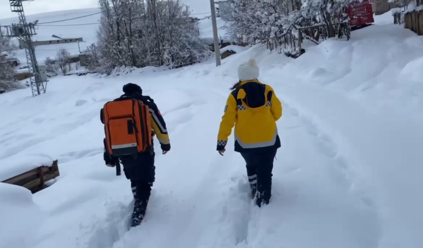 Muş’ta altı aylık bebek paletli ambulansla kurtarıldı