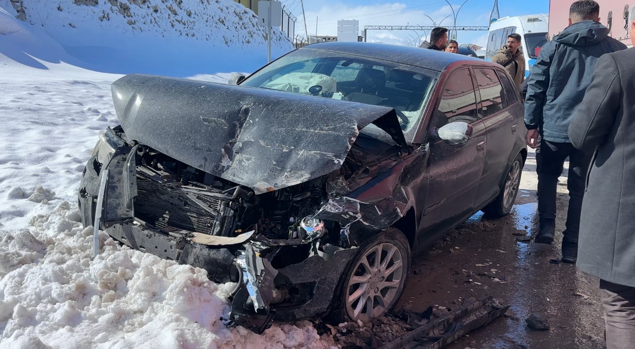 Yüksekova’da trafik kazası: 2 yaralı