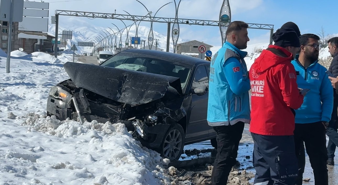 Yüksekova’da trafik kazası: 2 yaralı