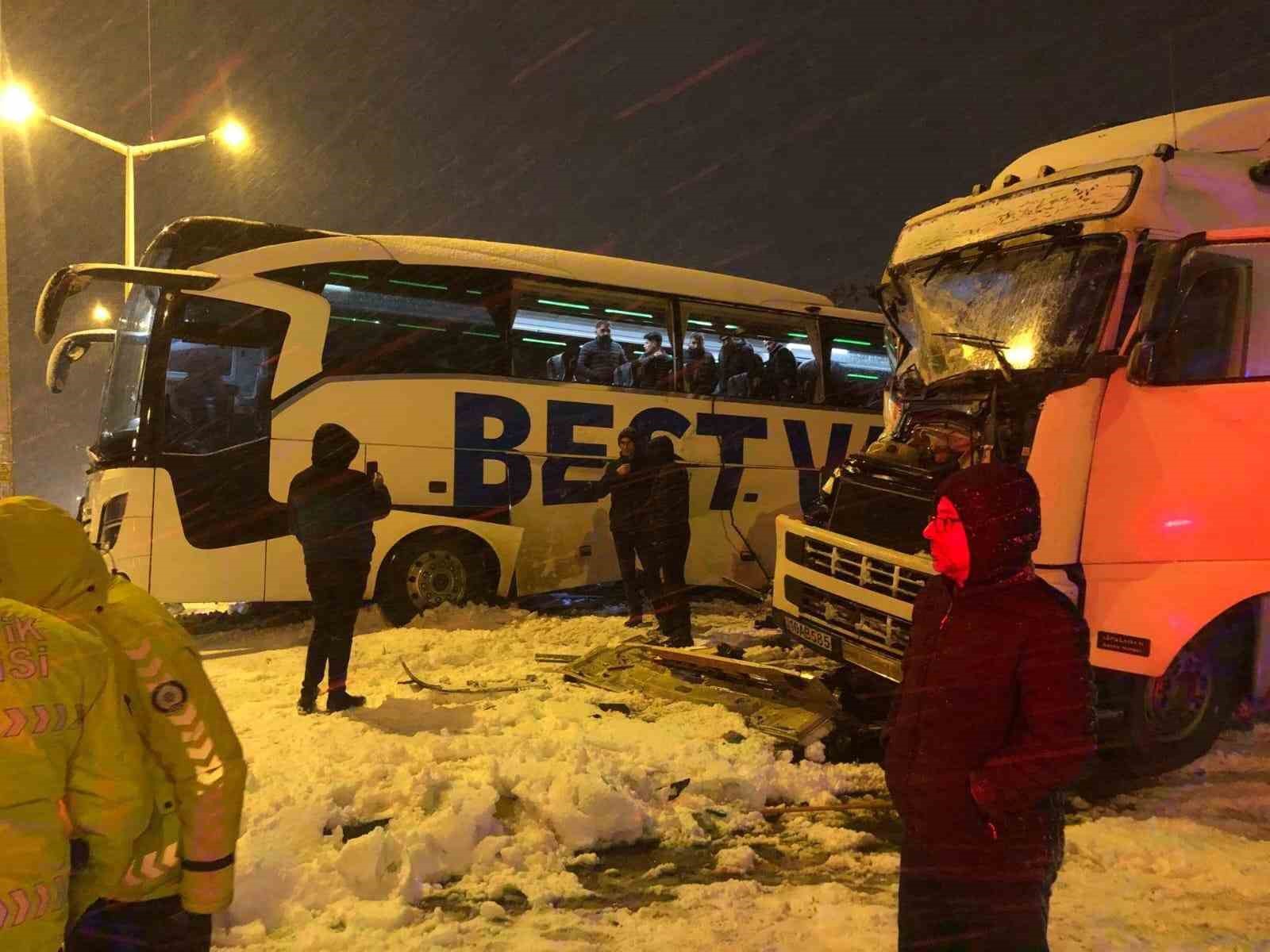 Bitlis’te tır ile otobüs çarpıştı: 2 kişi yaralandı