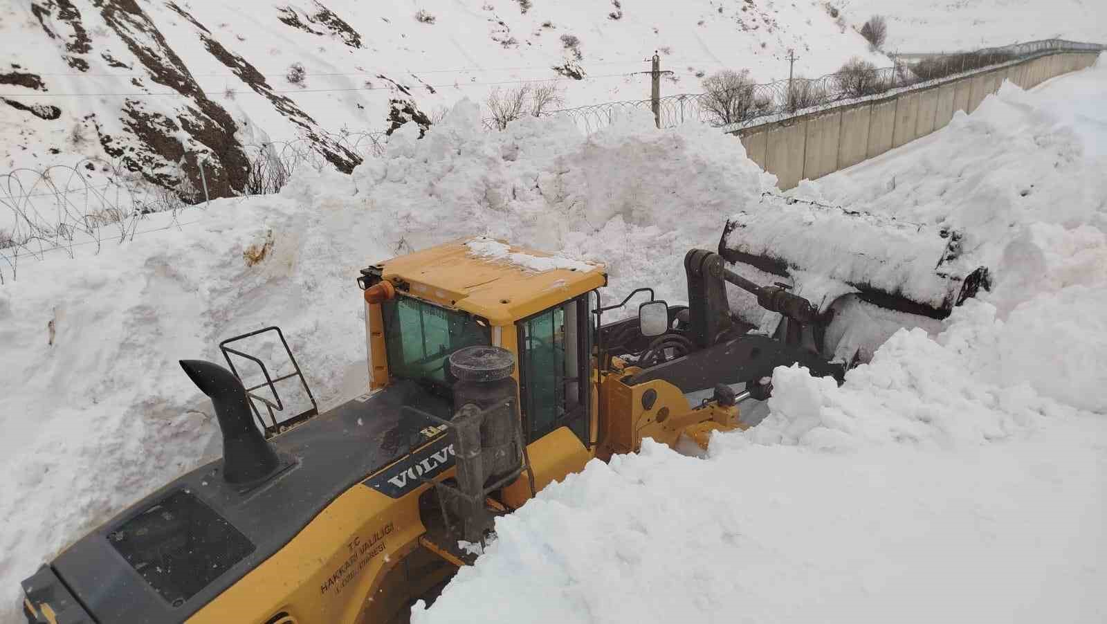 Yüksekova’da köy yoluna düşen çığ temizlendi