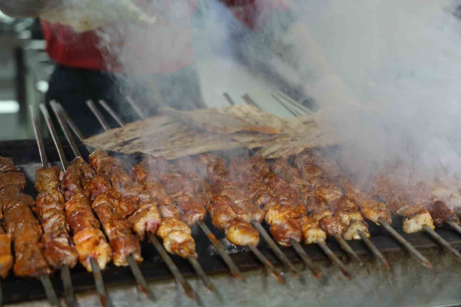 Adana Kebap, iftarda hem gözü hem de mideyi doyuracak