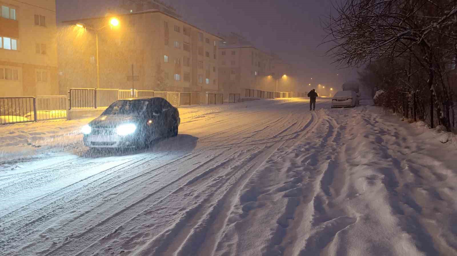 Van’da yoğun kar yağışı nedeniyle uçak seferleri iptal edildi