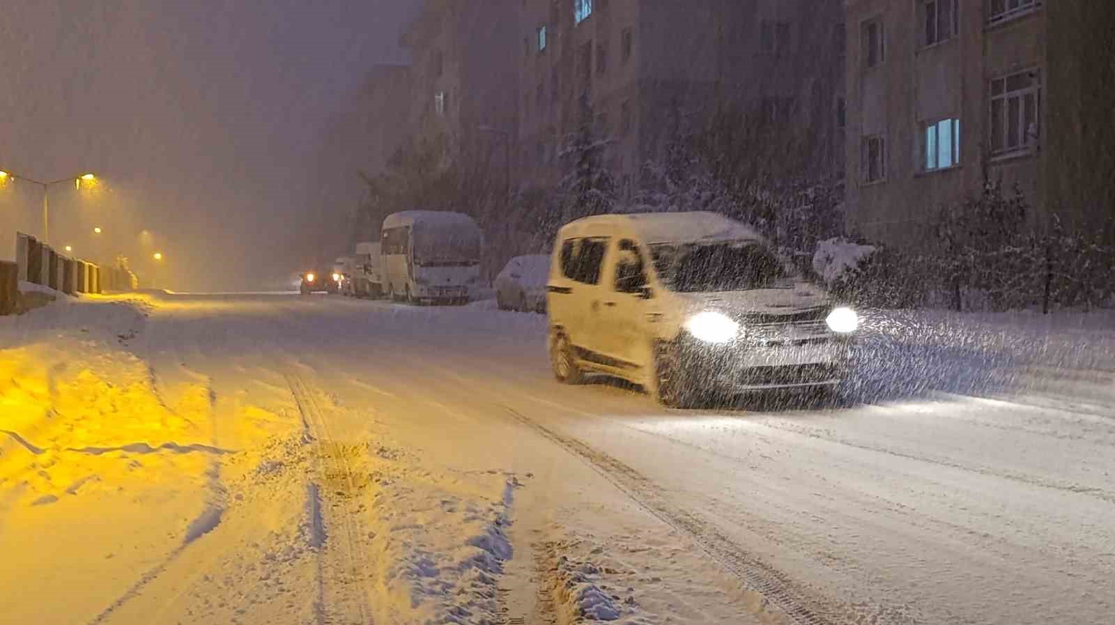 Van’da yoğun kar yağışı nedeniyle uçak seferleri iptal edildi