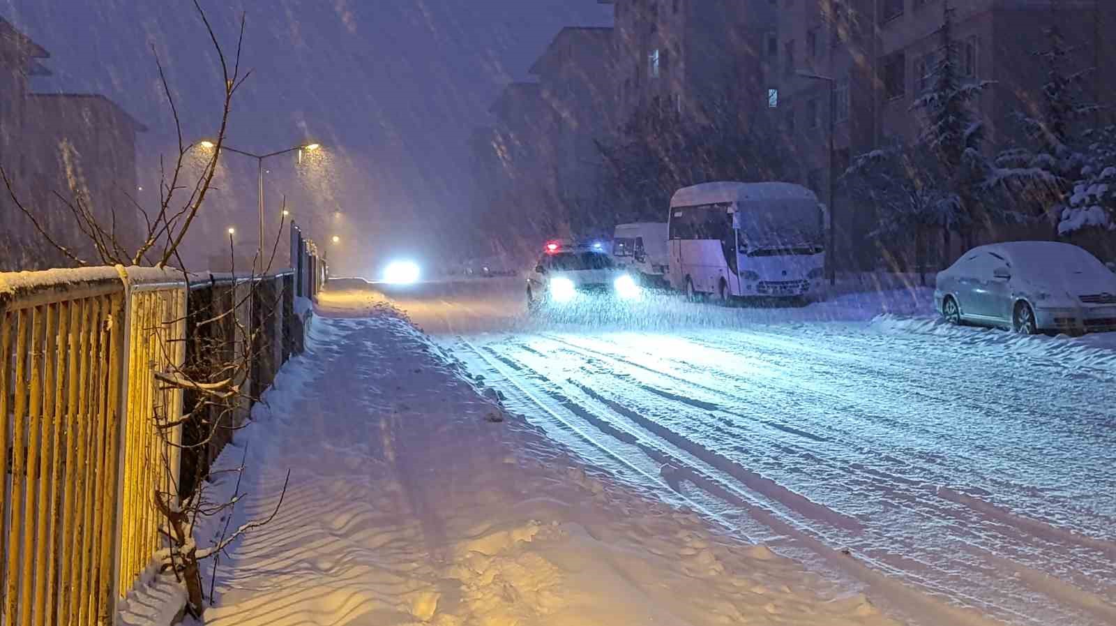 Van’da yoğun kar yağışı nedeniyle uçak seferleri iptal edildi