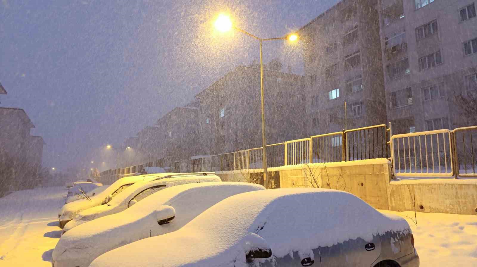 Van’da yoğun kar yağışı nedeniyle uçak seferleri iptal edildi